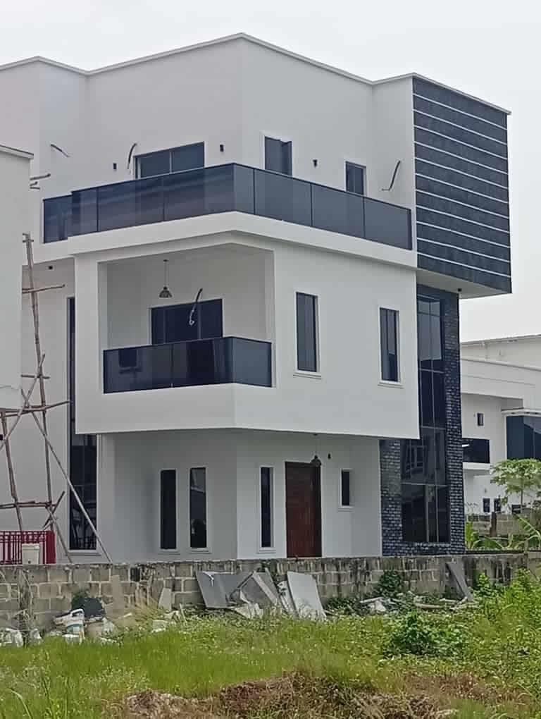 5 bedroom fully detached duplex